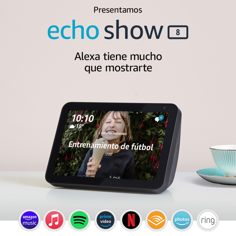 Pantalla inteligente Echo Show 8 mostrando a una mujer comiendo helado.