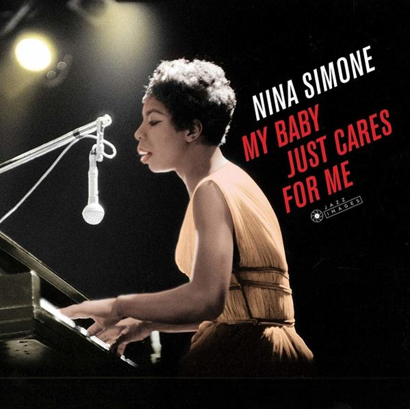 Nina Simone zongorázik. Album borító piros szöveggel sötét háttéren.