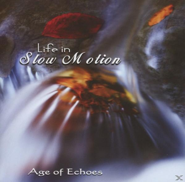 Album borító: Víz levelekkel, a címe: 'Life in Slow Motion', alcíme: 'Age of Echoes'.