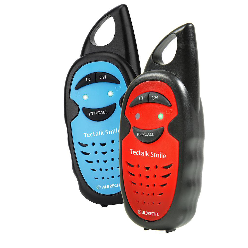 Zwei Walkie-Talkies, blau und rot, mit Knöpfen und Antenne. Weißer Hintergrund.