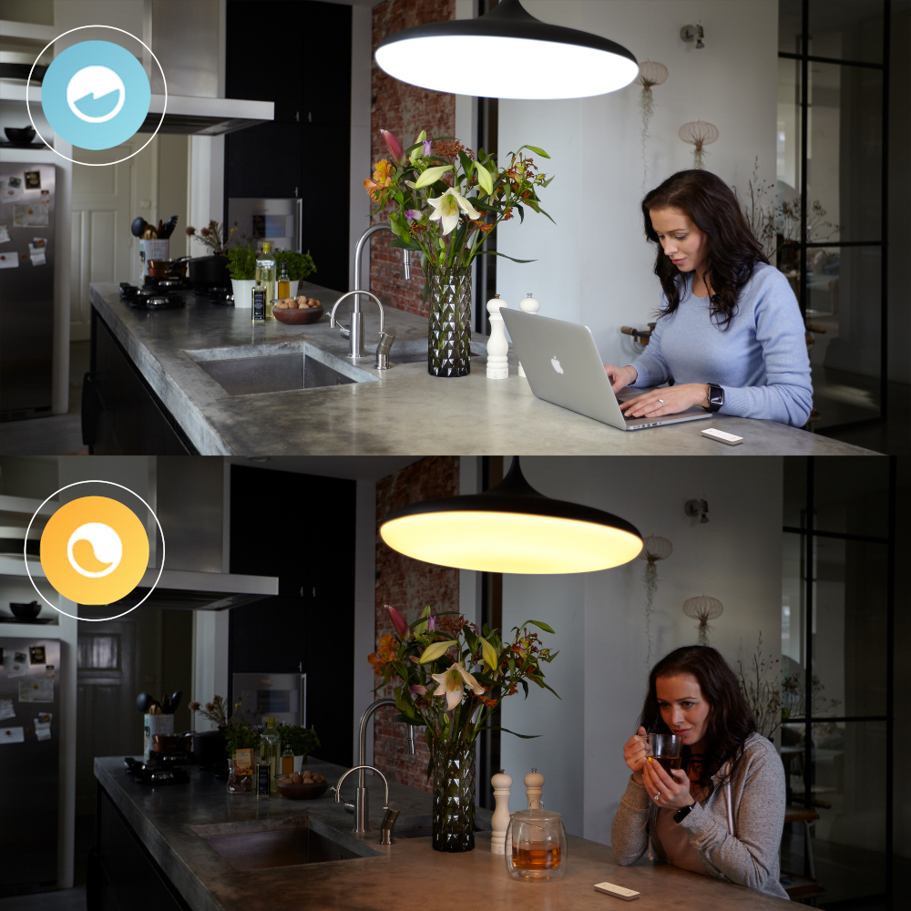Femme dans la cuisine avec un ordinateur portable sous différents réglages de lumière. Haut : bleu, bas : jaune.