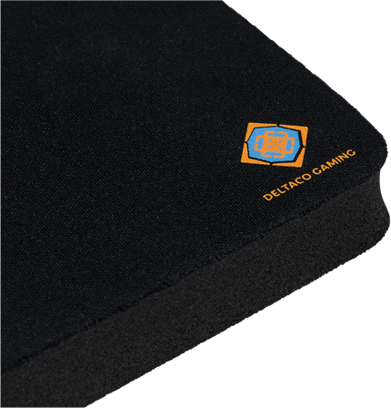 Tappetino per mouse nero con logo Deltaco Gaming in un angolo.