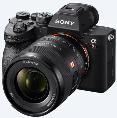 Schwarze Sony Alpha Kamera mit Objektiv, schräge Ansicht, schwarzer Hintergrund.