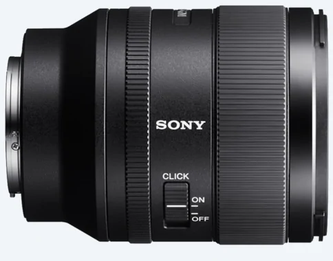 Schwarzes Sony Kameraobjektiv, Seitenansicht. Mit einem Klickschalter und dem Sony-Logo.