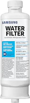 Een witte Samsung waterfilter voor koelkasten. Tekst bevat 'WATER FILTER', model- en NSF-certificatie-informatie.