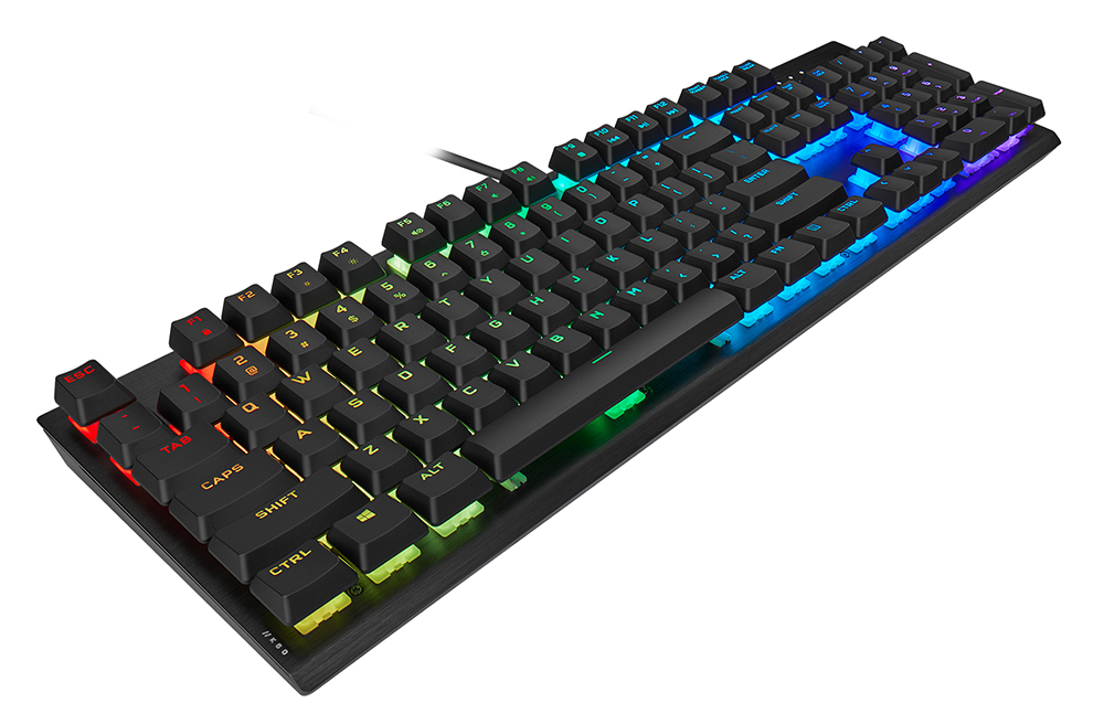 Een zwart gamingtoetsenbord met RGB-achtergrondverlichting. De toetsen hebben gekleurde lichten en symbolen, schuine weergave.