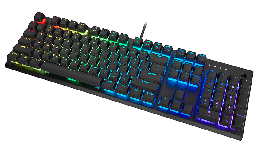 Zwart toetsenbord met RGB-verlichting. Toetsen verlicht in verschillende kleuren op witte achtergrond.