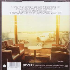 Blick in eine Flughafenlounge mit Stühlen, einem Tisch und einem Flugzeug draußen. Im Vordergrund ist eine CD-Hülle.
