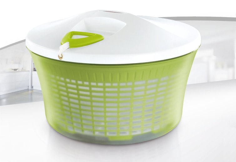 Grüner und weißer Salatschleuder mit Griff und weißem Hintergrund.