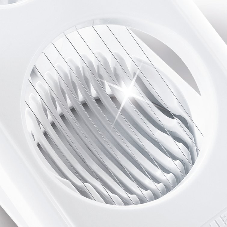Weißer Eierschneider mit Klingen, Nahaufnahme auf weißem Grund.