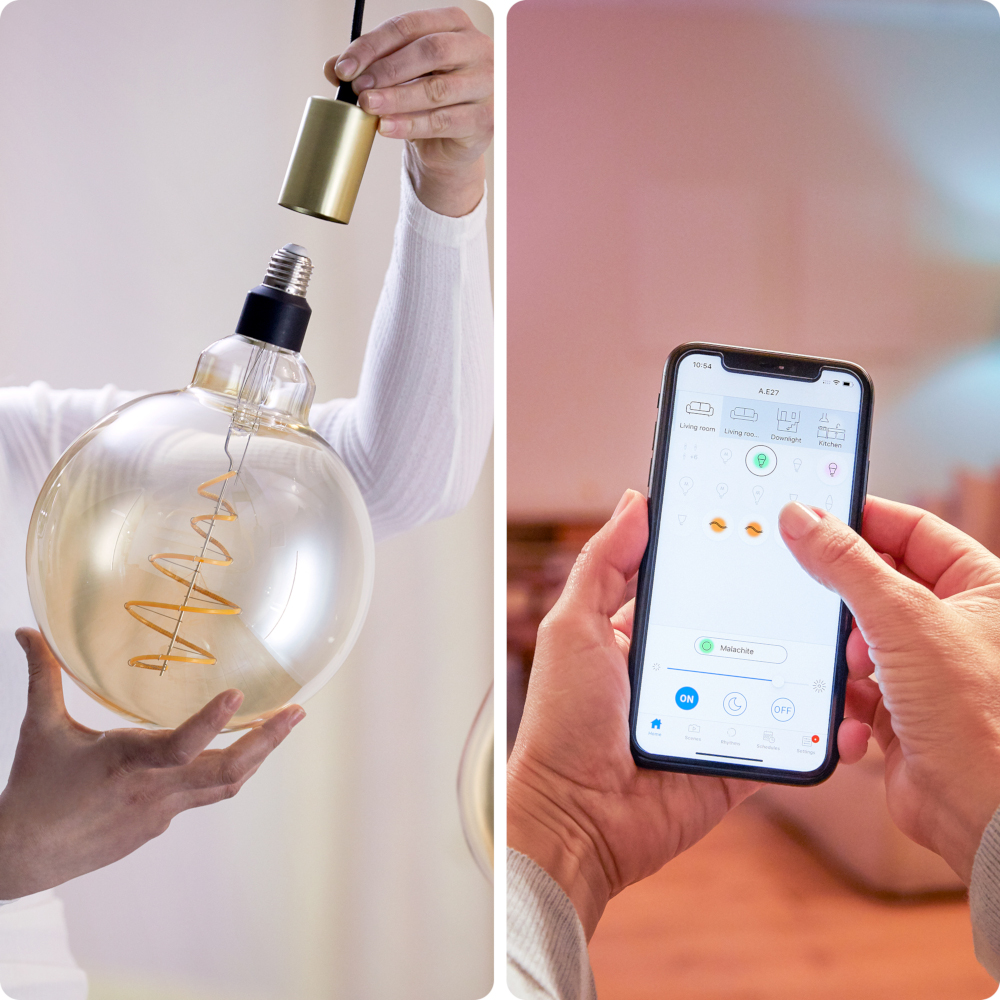 Persoon die een slimme lamp installeert, bekeken op een telefoonscherm.