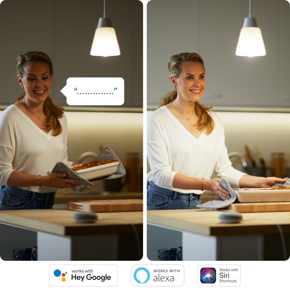 Vrouw in de keuken. Houdt een dienblad met eten vast. Spraakassistentie spraakwolk. Slimme apparaten zichtbaar.