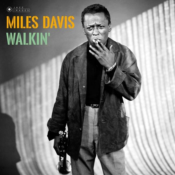 Miles Davis trombitával és cigarettával. Fekete-fehér kép, Jazz Images logó, Walkin' cím.