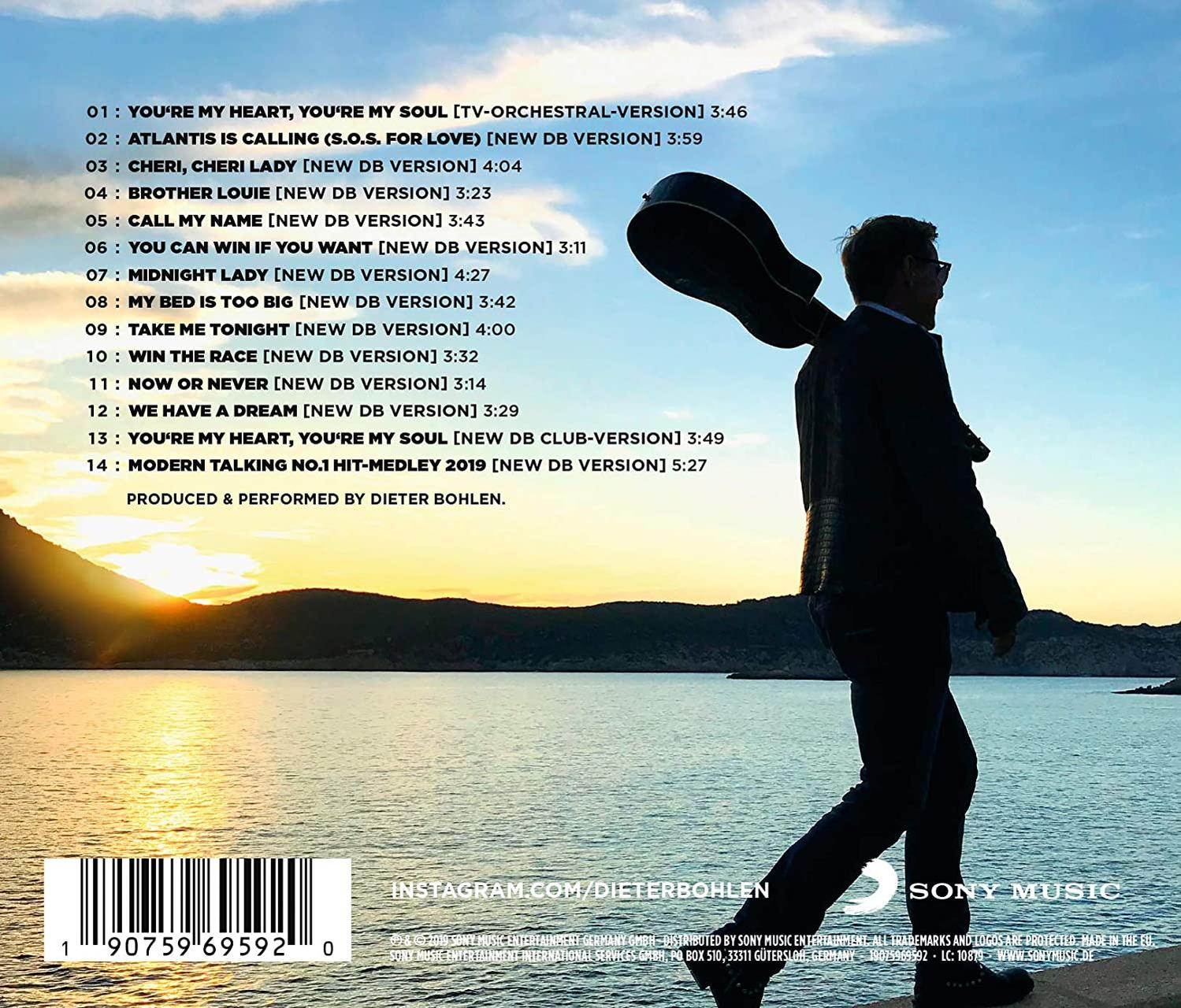 CD-Cover mit Titelliste und Mann mit Gitarre am Strand.