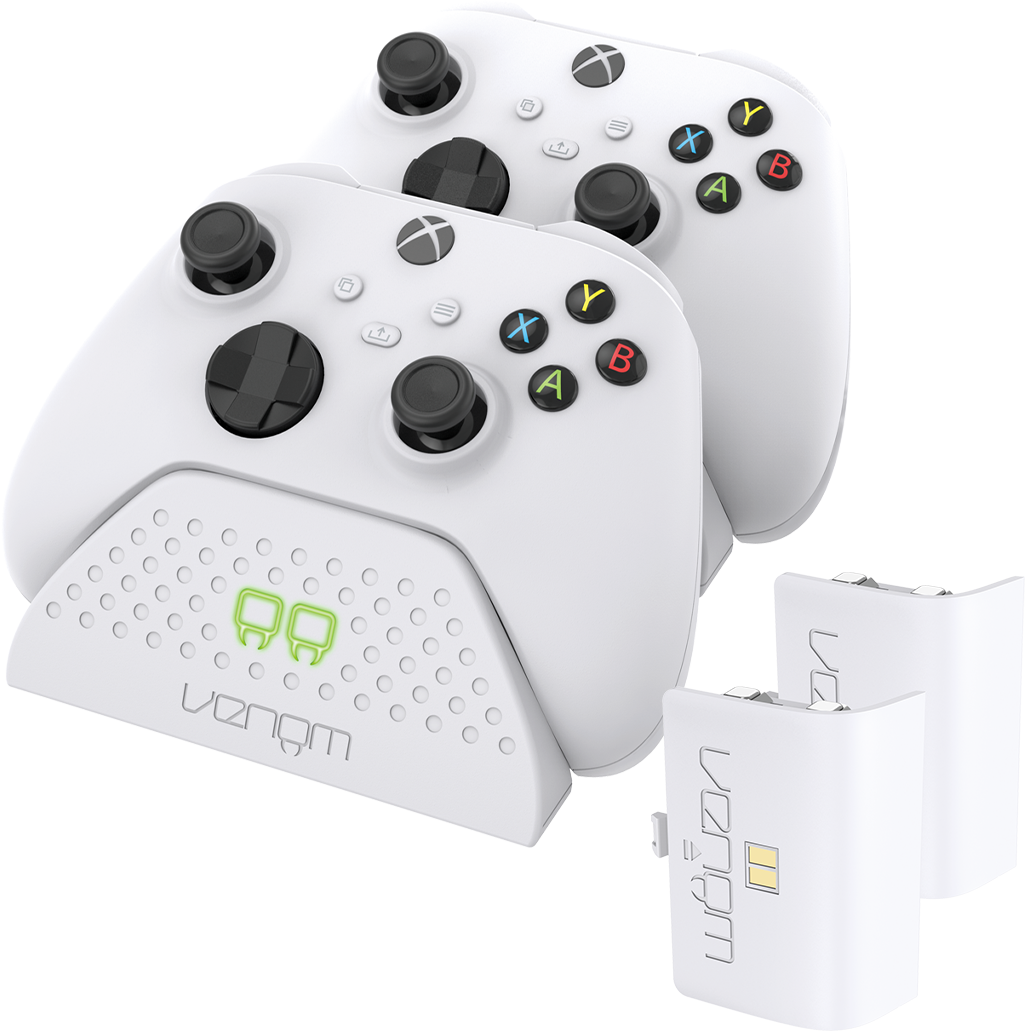 Két fehér Xbox-vezérlő töltőállomáson, elemekkel.