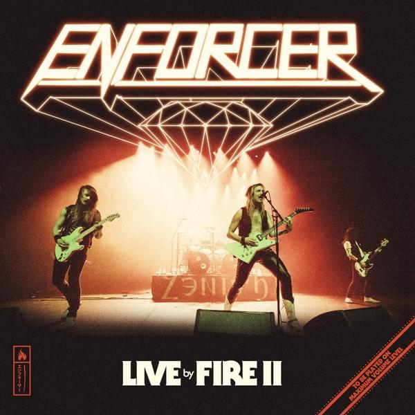 Albumcover einer Band, die live auftritt. Scheinwerfer leuchten auf die Band. Text sagt "Live by Fire II".