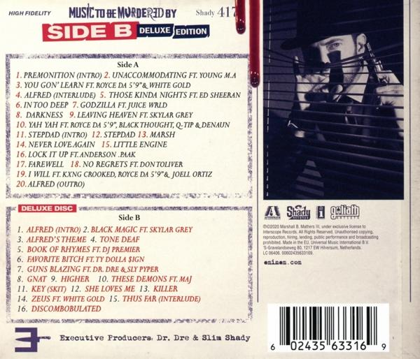Die Rückseite einer Deluxe Edition CD. Sie enthält Titellisten und ein Foto. Der Hintergrund ist eine Holzoberfläche.