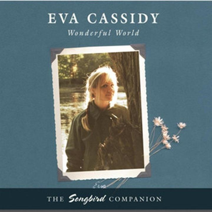 Albumcover: Eva Cassidy. Eine Frau auf einem Foto mit Text oben und unten auf blauem Hintergrund.