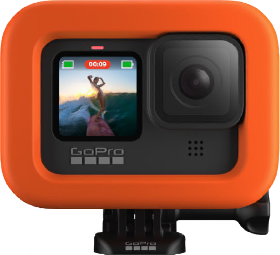 Caméra GoPro orange dans un étui, montrant un surfeur à l'écran. Logo GoPro noir en bas.