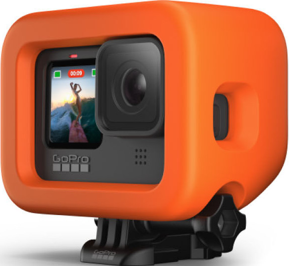 Caméra GoPro orange dans un étui de protection, affichant une vidéo de surf.