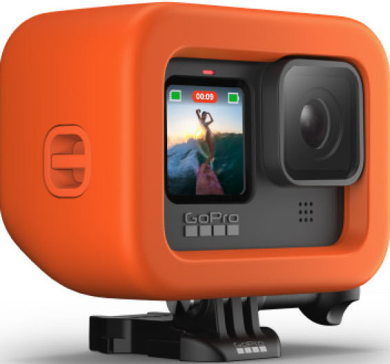 Boîtier GoPro orange avec caméra GoPro à l'intérieur. L'écran montre un surfeur sur une vague.