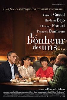 Affiche de film avec quatre personnes à table. Le titre est en français, avec les noms des acteurs.
