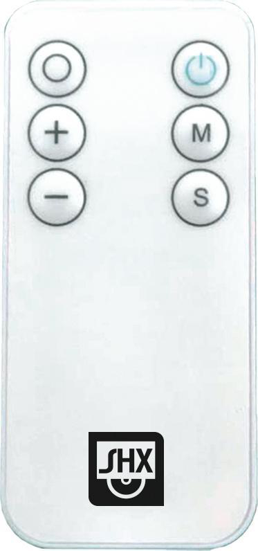 Weiße Fernbedienung. Hat Tasten für Ein/Aus, Lautstärke, Menü und Einstellungen. Schwarzes Logo unten.