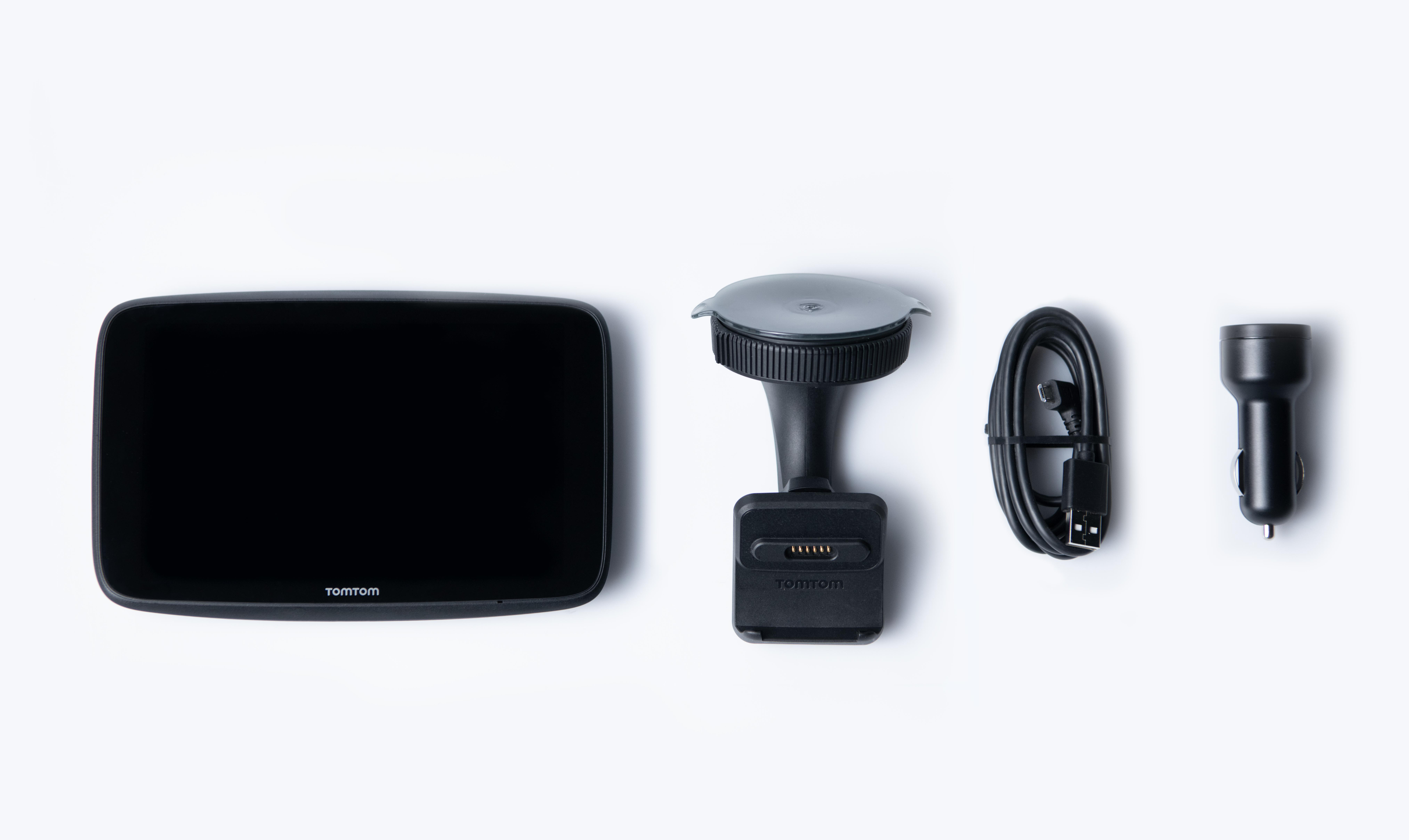 TomTom GPS-Gerät und Zubehör. Enthält Ladegerät, Halterung und Ladekabel, alles auf Weiß.