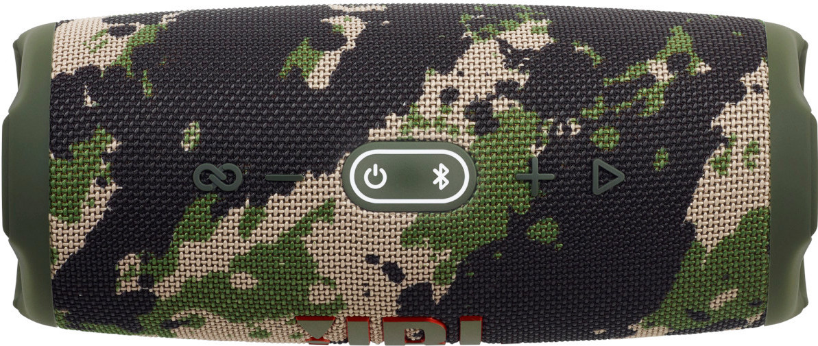 Draagbare luidspreker met camouflagepatroon en knoppen. Zwart-witte camo met groene accenten.