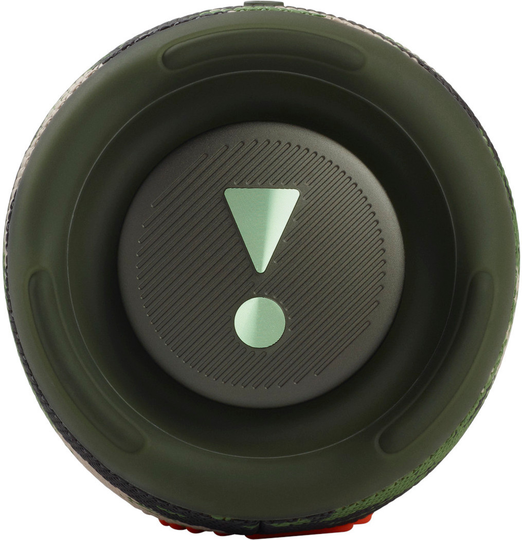 Een groene en camouflage speaker met een centraal grijs paneel en een uitroepteken logo.