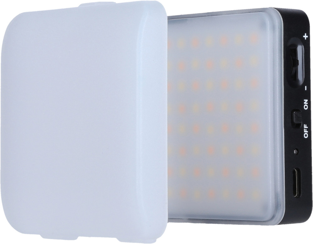 Petite lumière LED noire avec un diffuseur blanc. Elle possède un bouton marche/arrêt et un port de charge.