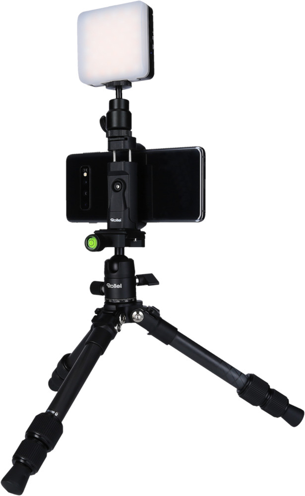 Trépied avec un téléphone et une lumière attachés. Le téléphone fait face au spectateur.