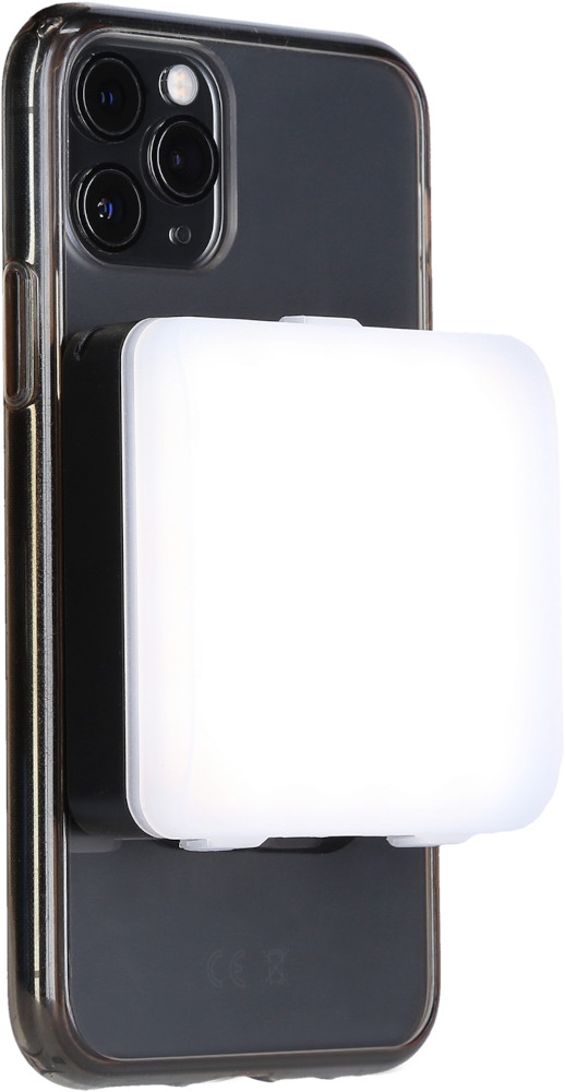 Un smartphone avec une fixation de lumière blanche, vue rapprochée.