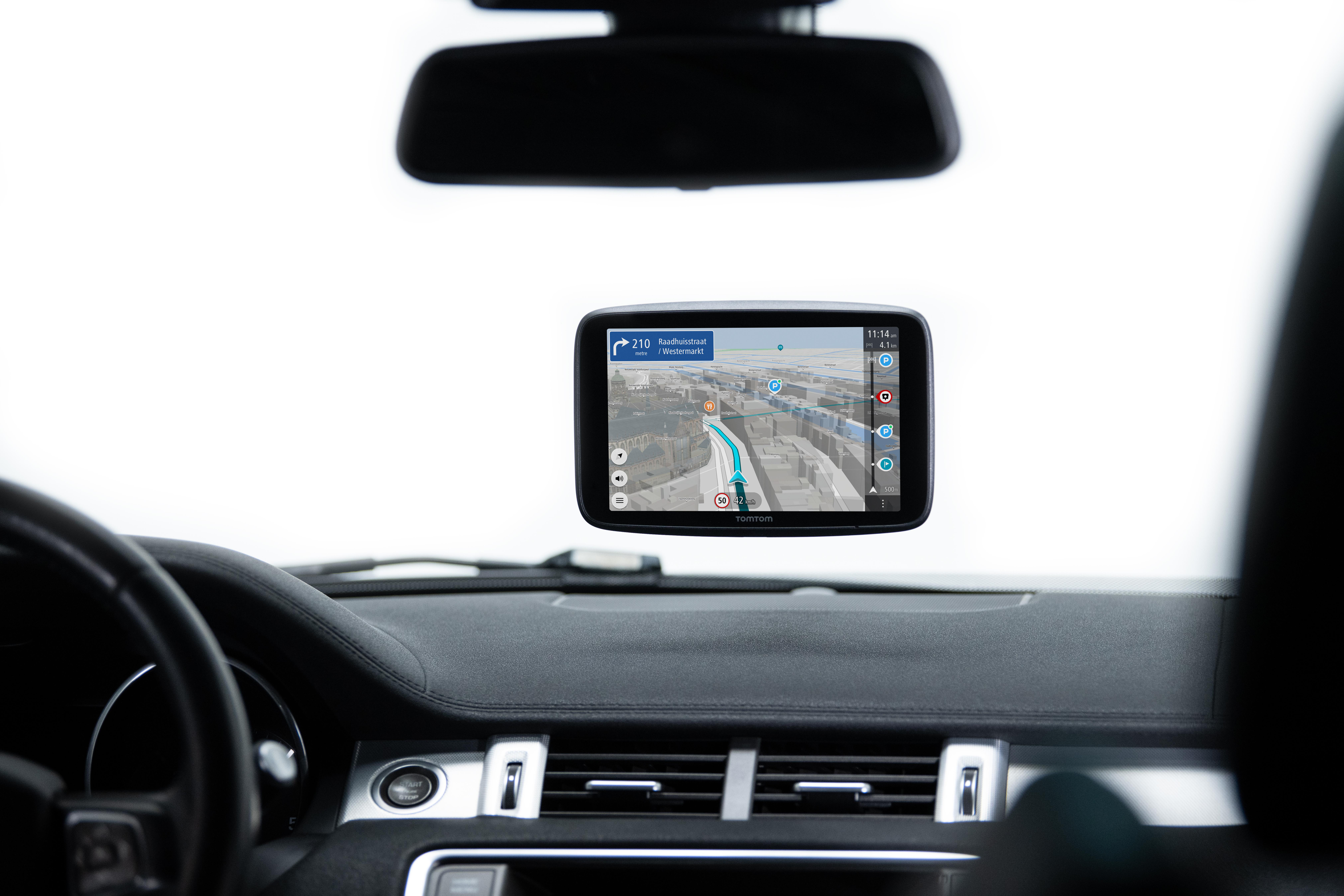 GPS-Navigationssystem im Auto, Stadtkarte, Armaturenbrett sichtbar.