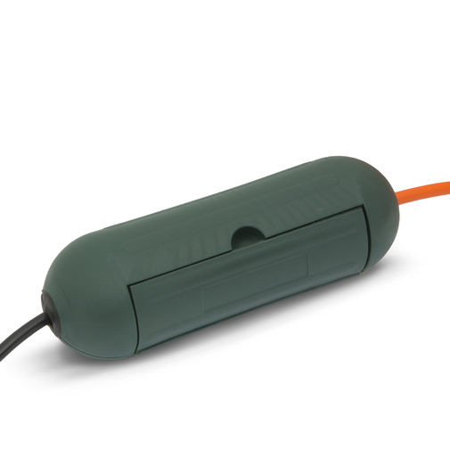 Zöld kültéri elektromos kábelvédő fekete és narancssárga vezetékekkel.