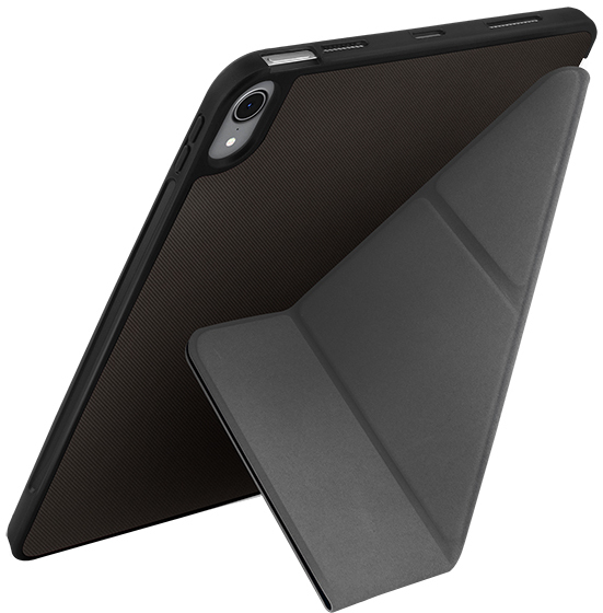Un iPad dans un étui noir, avec une couverture grise pliée.