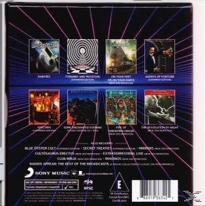 Egy CD box set hátulja. A Blue Oyster Cult albumok borítóit jeleníti meg.