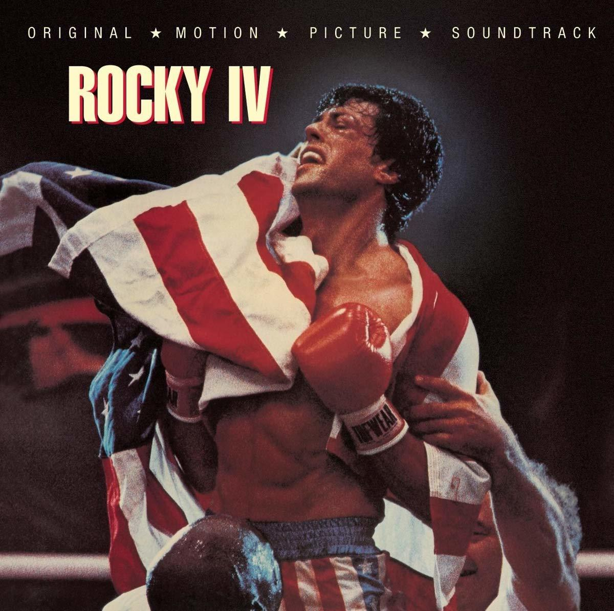 Rocky IV filmplakát Rocky Balboával, aki egy amerikai zászlót tart egy bokszmeccs után.