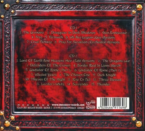 CD-Zusammenstellung mit rotem Hintergrund und Titellisten.