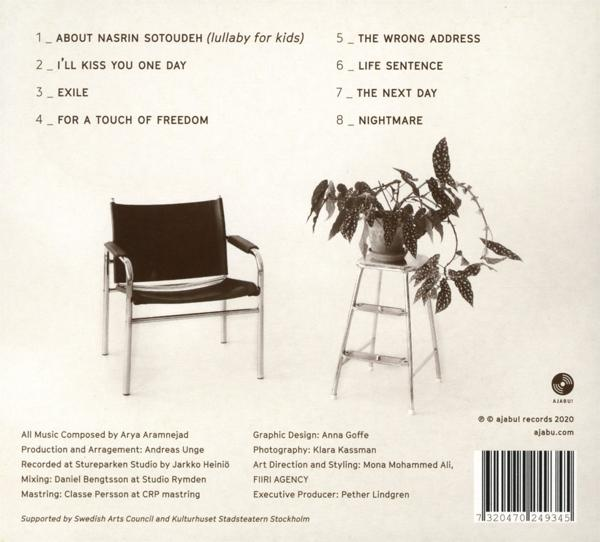 Rückseite einer CD mit Titellisten, Credits und einem Bild eines Stuhls und einer Pflanze.