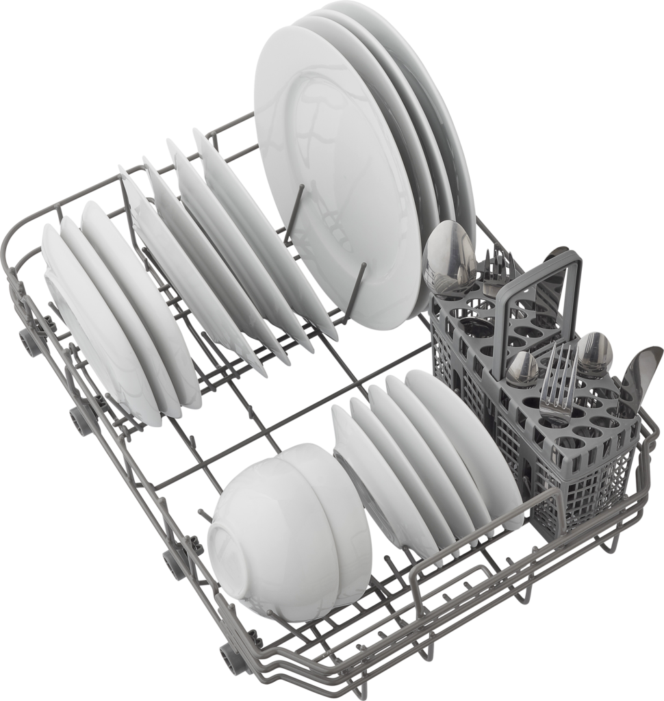 Panier de lave-vaisselle rempli de vaisselle propre. Assiettes, bols et couverts visibles.