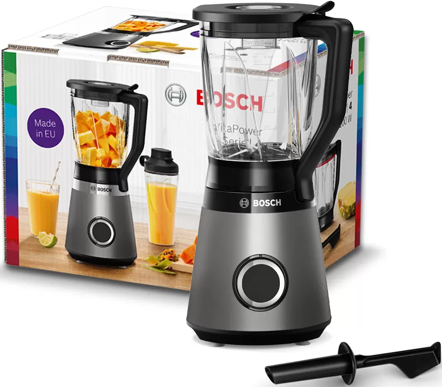 Eine Mixerbox und ein Mixer. Der Mixer ist grau mit einem schwarzen Griff und einem durchsichtigen Krug. Eine Box ist dahinter.
