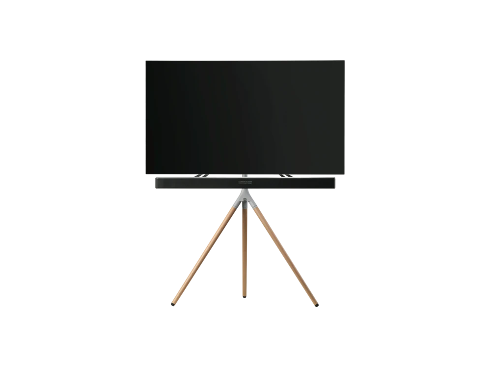 Pantalla de TV negra sobre un trípode de madera. El soporte tiene tres patas y una barra de sonido debajo.