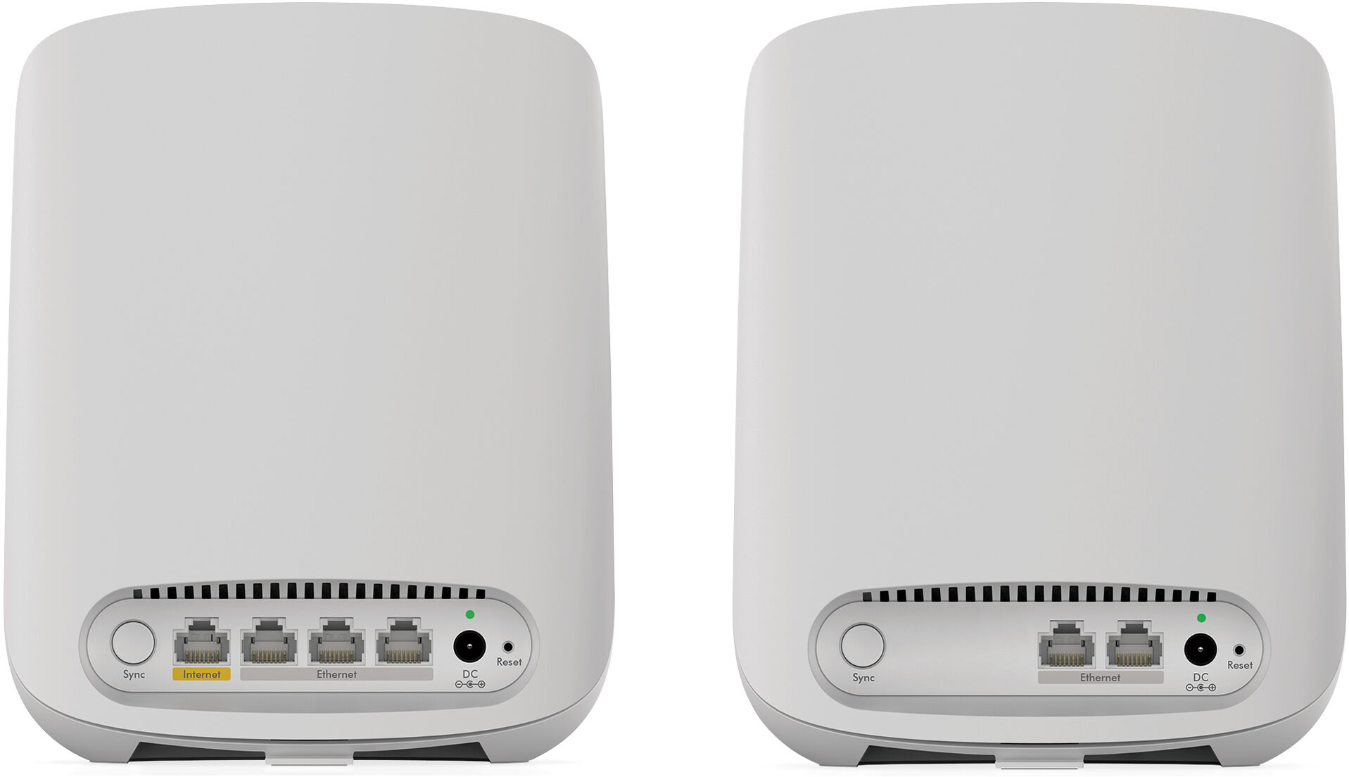 Zwei weiße Orbi WLAN-Router, Rückansicht. Anschlüsse und Tasten unten sichtbar.