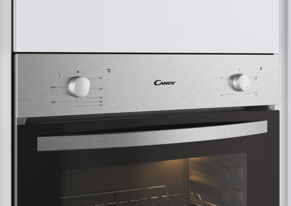 Horno de acero inoxidable con mandos de control de temperatura y el logo de Candy.