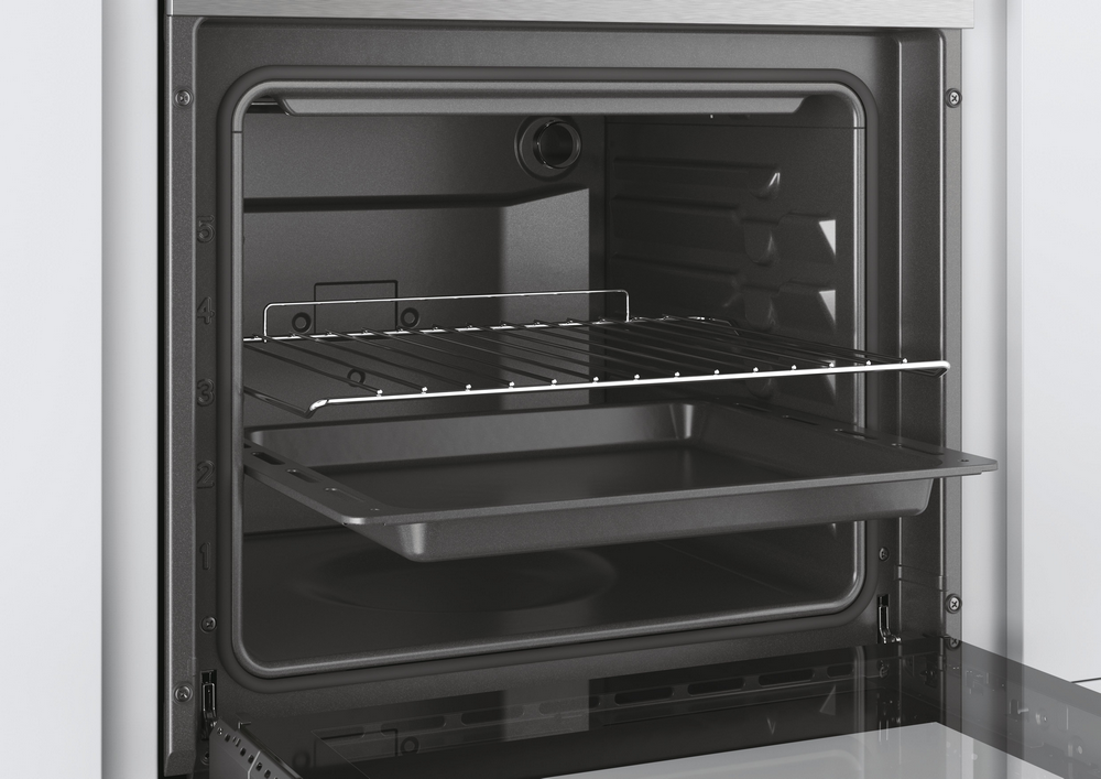 Un horno con una rejilla y una bandeja para hornear. La puerta del horno está abierta.
