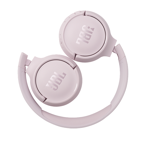 Rosa JBL-Kopfhörer gefaltet. Die Ohrmuscheln zeigen das JBL-Logo. Der Hintergrund ist schwarz.