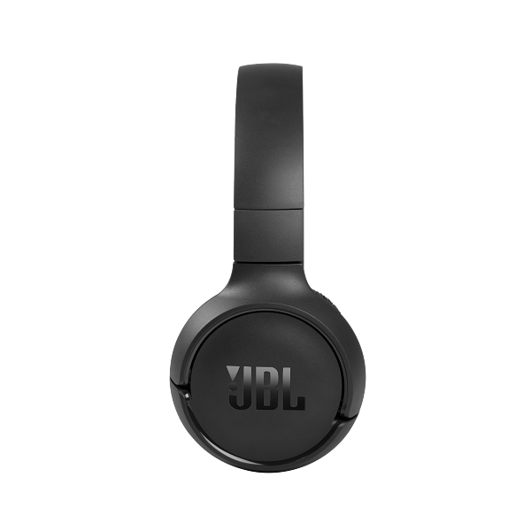 Schwarze JBL-Kopfhörer. JBL-Logo auf der Ohrmuschel, isoliert auf schwarzem Hintergrund.