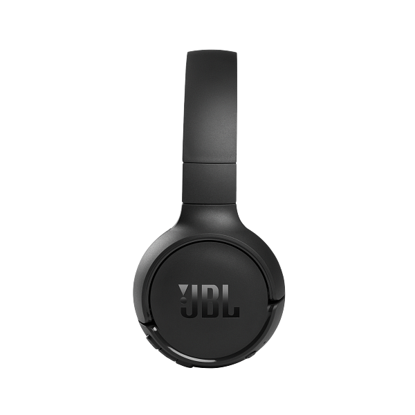 Schwarze JBL-Kopfhörer, von vorne gesehen, mit schwarzem Hintergrund.