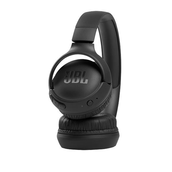 Schwarze JBL-Kopfhörer, isoliert auf Schwarz. Die Kopfhörer sind Over-Ear.